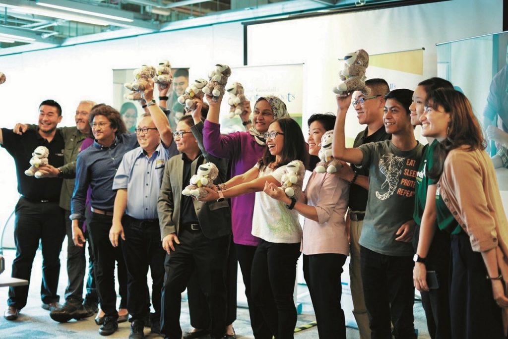 Lim et Shahira (cinquième et sixième depuis la gauche) avec les représentants d’organisations partenaires lors du lancement du Prix Roots & Shoots Malaisie (Toutes les photos : Rasma).
